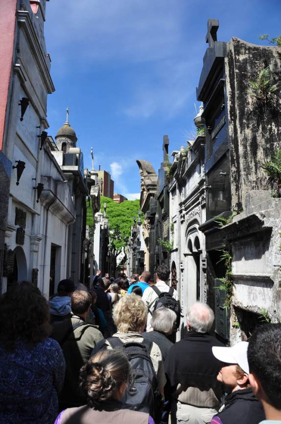 Nosso grupo caminha no Cemitério da Recoleta, em Buenos Aires, capital da Argentina